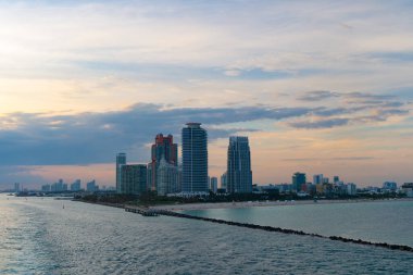 Gündoğumunda Miami 'deki gökdelen binaları. Miami 'nin gökdeleninin fotoğrafı. Miami Skyline gökdelen manzaralı. Miami 'nin gökdelen manzarası.