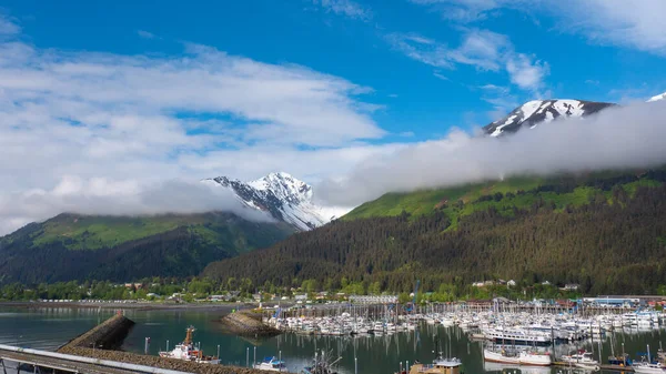 アラスカ州スワード米国 2019年4月6日 アラスカの山と湾と風景の自然 — ストック写真