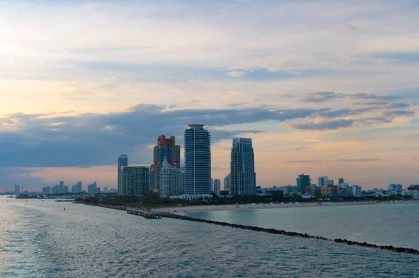 日出时迈阿密的摩天大楼 迈阿密摩天大楼的照片 迈阿密天际线摩天大楼景观 迈阿密摩天大楼的城市景观 — 图库照片