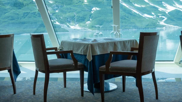 アラスカの自然公園で山の氷河のレストラン ハバード氷河のレストラン 旅行先 人がいない 風光明媚な氷河湾の自然景観でパノラマの窓によって空のレストラン席のインテリア — ストック写真