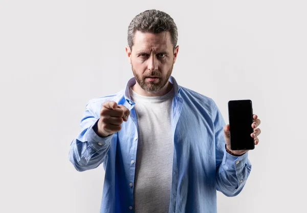 Hombre Señalar Dedo Mostrando Aplicación Teléfono Estudio Mostrando Aplicación Teléfono — Foto de Stock