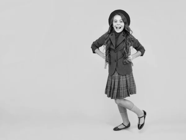 Förvånad Unge Uniform Gul Bakgrund September Lycklig Barndom Barn Med — Stockfoto