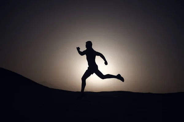 Silhouet Man Loper Guy Running Buiten Heldere Hemelachtergrond Kopie Ruimte — Stockfoto