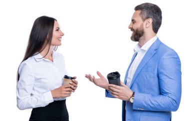 Kahve molasındaki neşeli iş arkadaşları. Kahve molasında iş arkadaşlarının fotoğrafı. Kahve molasındaki iş arkadaşları beyazla izole edilmiş. Stüdyoda kahve molasında iş arkadaşları.