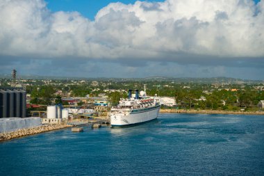 Bridgetown, Barbados - 12 Aralık 2015: Limanda serbest rüzgar panama yolcu gemisi gemisi.