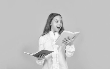 Çocukluk eğitimi. Bilgi günü. Çocuk defteri tut. Lise öğrencisiydim. Genç kız ödevlerini defterle yapıyor. Çalışma kitabıyla çalış. çocuk kitabı okumasına şaşırdım. Okula geri dön..