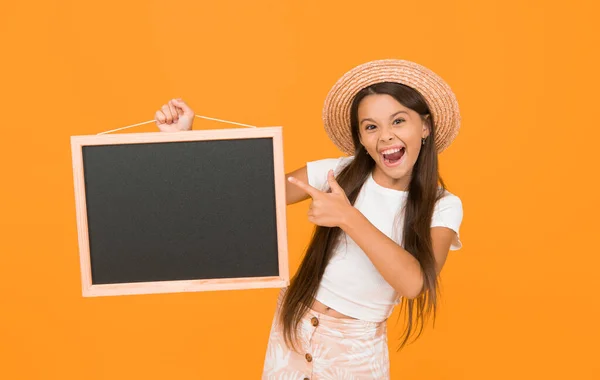 Menina Estilo Verão Segurar Blackboard Espaço Anúncio Cópia Conceito Horas — Fotografia de Stock