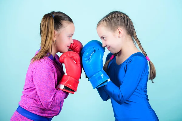 ノックアウトをパンチ 子供の活動 フィットネス ダイエット エネルギー健康 スポーツ ウエアで小さい女の子のボクサーのトレーニング スポーツの成功 ボクシング グローブで幸せな子供のスポーツマン — ストック写真