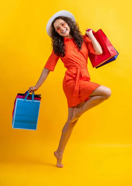 Spěchající Nakupující Žena Letním Výprodeji Izolované Žluté Nákupní Žena Letním — Stock fotografie