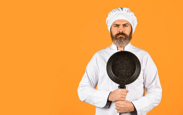 Здорове Приготування Їжі Приготування Смачної Страви Бородатий Чоловік Тримає Сковороду — стокове фото