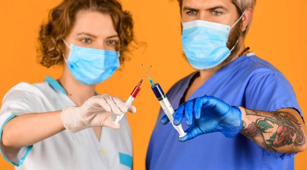 疫苗注射器针 医院工作人员 静脉注射Intravenous Injection 护士和医生准备注射 停止流行病 Coronavirus 疫苗接种概念 疫苗接种方案 — 图库照片