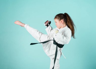 Karate güven hissi verir. Güçlü ve güvenilir bir çocuk. O tehlikeli biri. Beyaz kimono, kemer ile küçük kız çocuk. Karate savaşçısı savaşmaya hazır. Karate spor konsepti. Self savunma becerileri.