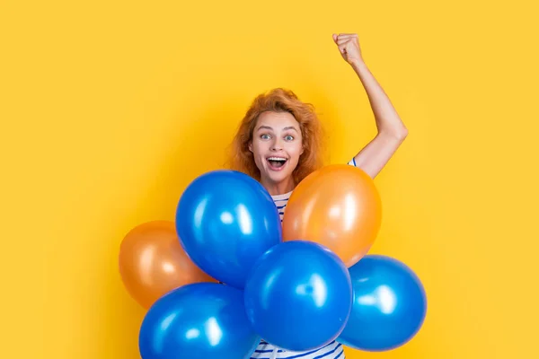 Ευτυχής Κορίτσι Κρατήσει Μπαλόνια Κόμμα Στο Στούντιο Κορίτσι Μπαλόνι Για — Φωτογραφία Αρχείου