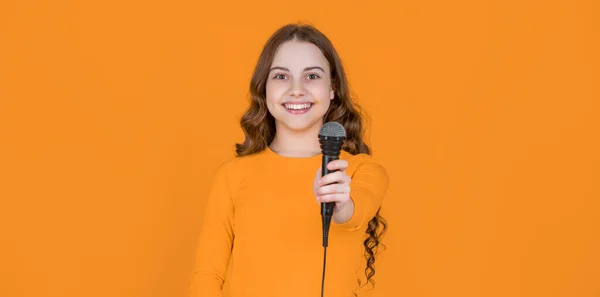 Sarı Arka Planda Mikrofonu Olan Mutlu Genç Kız Vokalist — Stok fotoğraf
