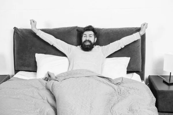 Mutlu Adam Gülümsüyor Yatakta Geriniyor Uyuduktan Sonra Uyanıyor Sabah — Stok fotoğraf