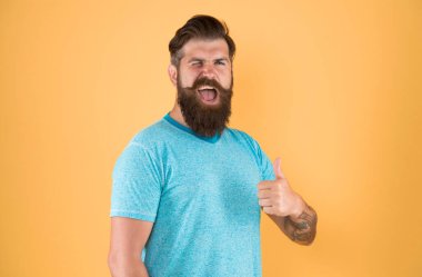 Tek doğru su. Bıyıklı adam sakallı hipster. Sakal bıyık tımar kılavuzu. Hipster yakışıklı sakallı adam sarı arka plan. Berber dükkanı konsepti. Büyüyen ve bıyık bakımı. Bıyık büyümek.