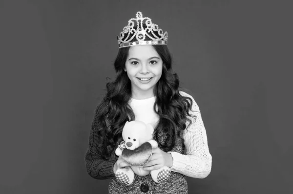 Criança Feliz Coroa Rainha Princesa Tiara Criança Segurar Urso Brinquedo — Fotografia de Stock