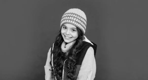 Ausdruck Positiver Emotionen Wintermode Positives Kind Mit Lockigem Haar Hut — Stockfoto