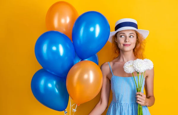 Χαμογελαστή Εορτάζουσα Μπαλόνια Και Λουλούδια Στο Στούντιο Κορίτσι Γενεθλίων Μπαλόνια — Φωτογραφία Αρχείου