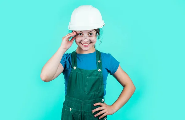 フォアマン ティーン チャイルド ヘルメットで働いてる ヘルメットの少女だ 修理してる女の子 ハードハットの10代 子供の発達という概念です ヘルメットの少女は建設労働者です — ストック写真