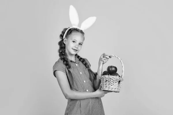 Tavşan Kulaklı Mutlu Genç Kız Sepetini Elma Paskalya Hasadıyla Tutuyor — Stok fotoğraf
