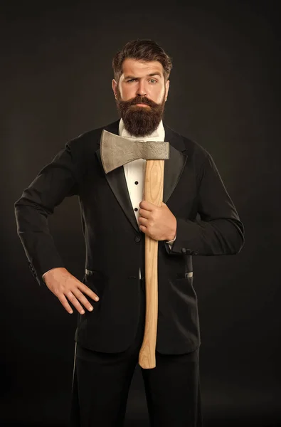 Sério Barbudo Homem Terno Segurando Machado Fundo Escuro Barbearia — Fotografia de Stock