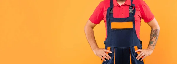 Bijgesneden Man Monteur Werkkleding Gele Achtergrond Met Kopieerruimte — Stockfoto