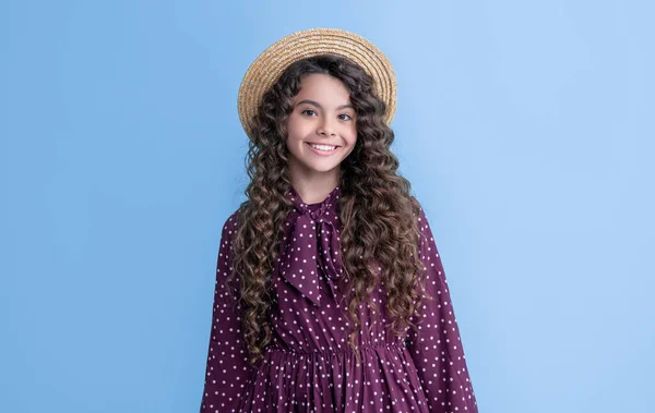 Kinderlächeln Strohhut Mit Langen Brünetten Lockigen Haaren Auf Blauem Hintergrund — Stockfoto