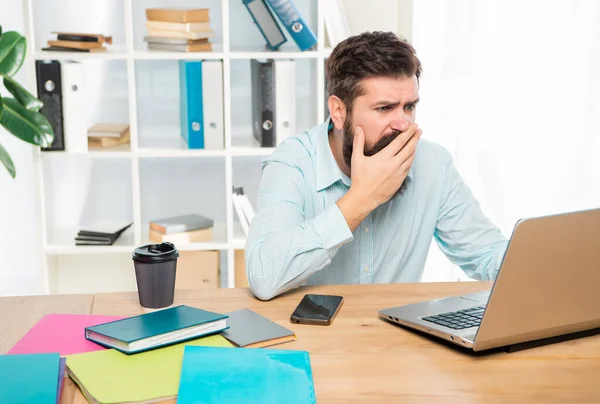 Ofis Masasında Dizüstü Bilgisayarda Çalışan Stresli Adamı Stres — Stok fotoğraf