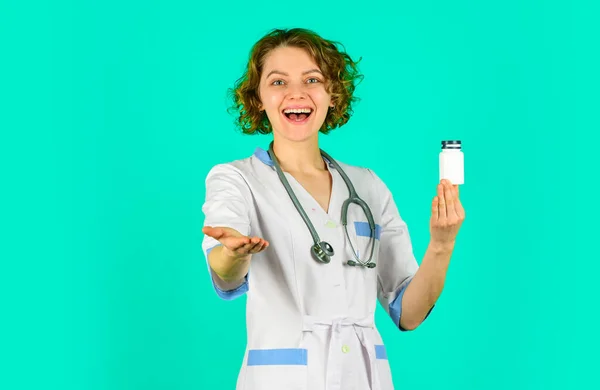 Kvinnlig Läkare Ger Burk Piller Till Patienten Självsäker Läkare Som — Stockfoto
