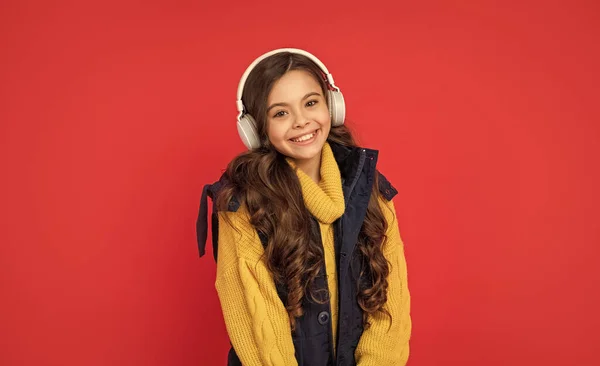 Χαρούμενο Παιδί Ακούει Μουσική Στα Ακουστικά Παιδί Φοράει Γιλέκο Εκφράζω — Φωτογραφία Αρχείου