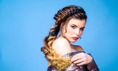 Kız makyaj yüz örgülü uzun saçlı. Fransız örgüsü. Profesyonel saç bakımı ve saç oluşturma. Örgülü saç modeli. Modern saç modeli ile güzel genç kadın. Güzellik Salonu Kuaför sanatı.