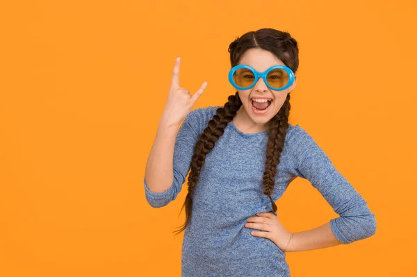 Glückliches Kind Mädchen Hat Modische Frisur Brille Auf Gelbem Hintergrund — Stockfoto