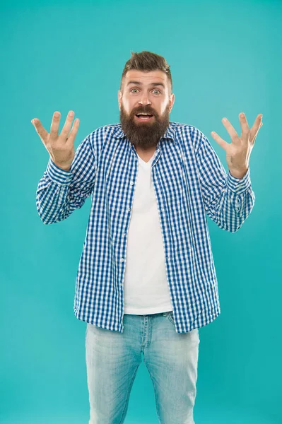 Homme Barbu Confus Chemise Carreaux Casual Sur Fond Bleu Embarras — Photo