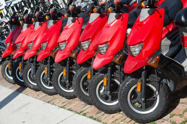 Παρκαρισμένο Μοτοποδήλατο Στη Σειρά Λάστιχο Παρκαρισμένο Νοικιασμένο Μοτοποδήλατο Κόκκινο Χρώμα — Φωτογραφία Αρχείου