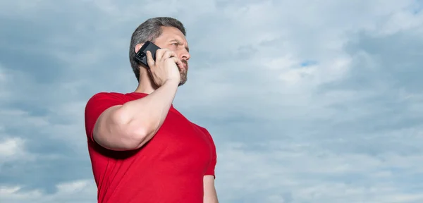 Hombre Tiene Conversación Telefónica Usar Camiseta Roja Publicidad Foto Del — Foto de Stock