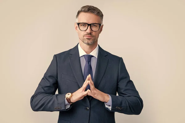Resmi Takım Elbiseli Başarılı Bir Olgun Adam Gözlük Takıyor — Stok fotoğraf