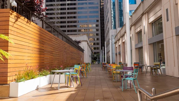 San Francisco, ABD 'de şehir arka planında masa ve sandalyeleri olan boş sokak kafesi restoranı..