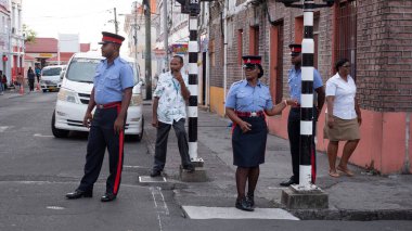 St. Geaorges, Grenada - 25 Nisan 2019: Polis memurları sokakta.