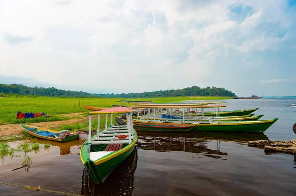 在河岸自然的小船 河边的木船 河边有船的风景 在河岸的船的照片 — 图库照片