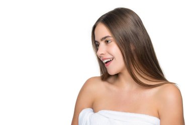 Arka planda güzel bir kadının cilt bakımı, kopyalama alanı. Güzel bir kadının pürüzsüz derili fotoğrafı. Beyaz tenli güzel bir kadın. Stüdyodaki güzel kadın derisi..