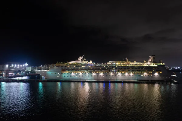 港のクルーズ船だ 夜のクルーズ船だ 港のクルーズ船だ ライトアップされた港でのクルーズ船 — ストック写真
