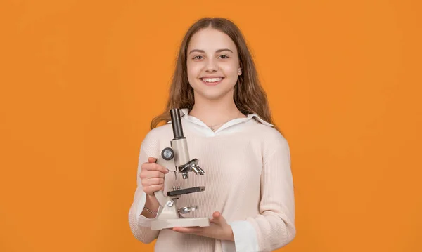 Positiv Unge Med Mikroskop Gul Bakgrund — Stockfoto