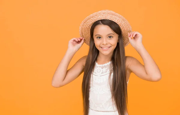 夏の1分ごとにお楽しみください 幸せな子供たちの日 季節の美しさ 夏の天気予報 休暇の時間だ 女の子は麦藁帽子をかぶっている ファッションと美しさ 子供の頃の幸せ — ストック写真
