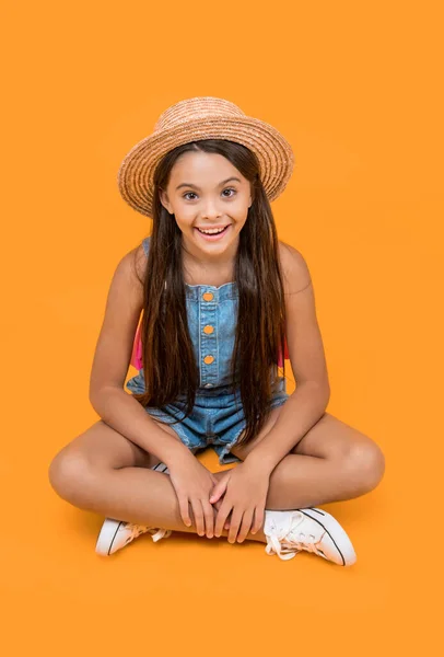 Ευτυχής Έφηβος Κορίτσι Ψάθινο Καπέλο Κάθεται Κίτρινο Φόντο — Φωτογραφία Αρχείου