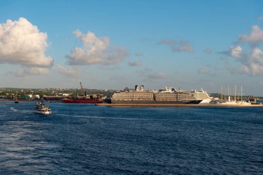 Bridgetown, Barbados - 12 Aralık 2015: liman limanı ve gemi taşımacılığı.