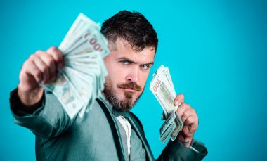 Kendi iş ile para yapma. Zengin işadamı bizimle dolarlık banknotlar. Para birimi broker para bohça ile. Nakit para tutan sakallı adam. İş başlangıç kredi. Elinde nakit.