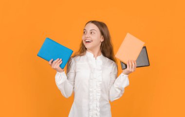 Lisede öğrenciydim. Genç kız ödevlerini defterle yapıyor. Çalışma kitabıyla çalış. Mutlu çocuk kitabı. Okula dönüyorum. Çocukluk eğitimi. Bilgi günü. çocuk defteri tut.