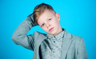 Onun tarzı buldum. Çocuk modern saç modeli giyim resmi tarzı takım elbise mavi arka plan. Kendine güvenen adam şık kıyafet tadını çıkarın. Yakışıklı ve şık olmayı dene. Daha hızlı büyümek istiyorum. Tarzı hakkında çok şey biliyorum.