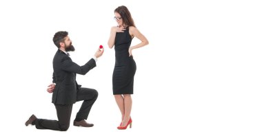 Aşklarını ifade ediyorlar. Adam diz çöküp evlenme teklif ediyor. Benimle evlenir misin? Evet dedim. Sevgililer günün kutlu olsun. Smokinli çiftin resmi etkinliği. Birbirine aşık çift nişanı kutluyor. Düğün zamanı..